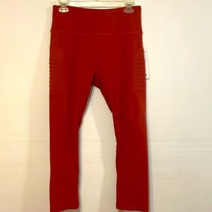 NWT - A core activewear leggings with side pockets.